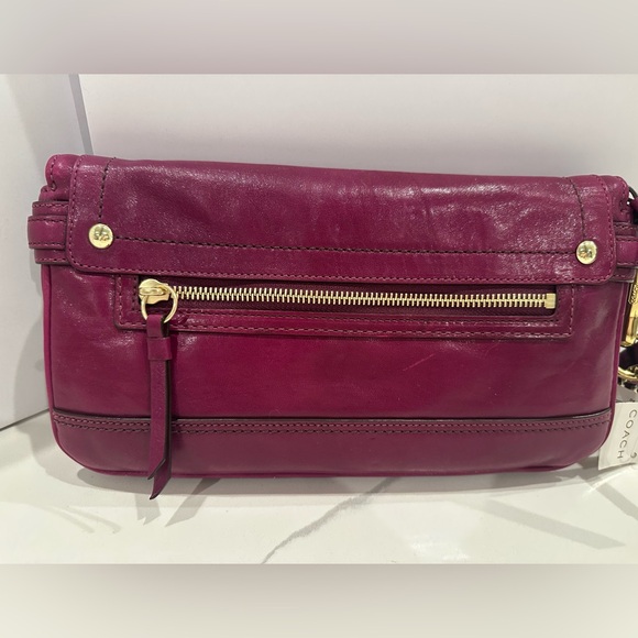 Coach Hampton Lindsey Magenta Leather Turn Lock Clutch. - Picture 2 of 16